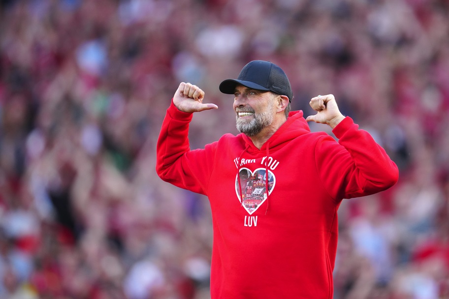 Jurgen Klopp salutes Liverpool crowd