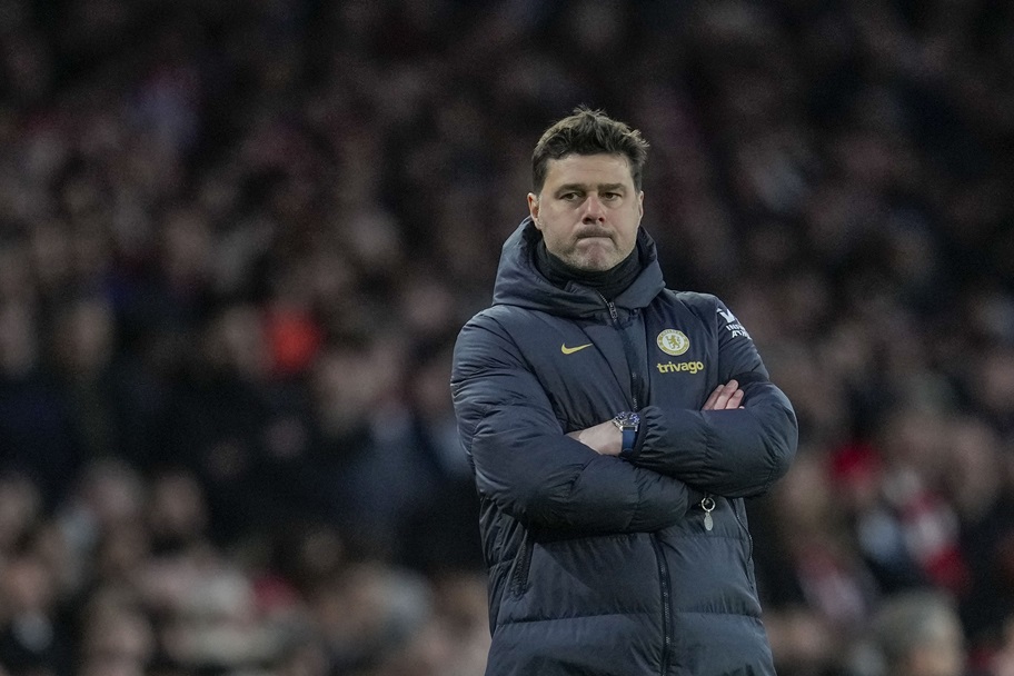 Mauricio Pochettino stands on the sidelines during a Chelsea.